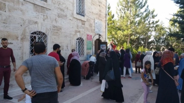 Yukarı Tekke Mezarlığı ziyaretçi akınına uğradı