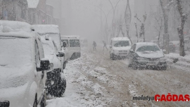 Yüksekova'da cadde ve kaldırımlara kar atanlara ceza