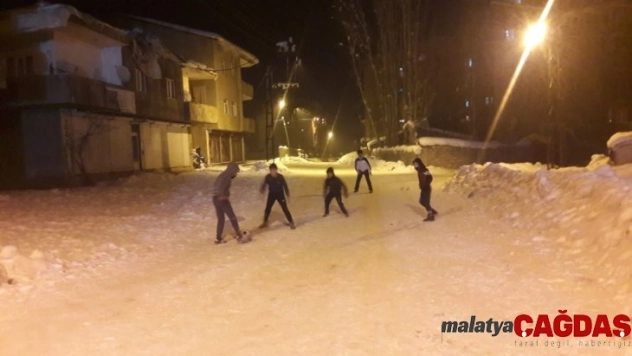 Yüksekova'da çocukların eksi 25 derecede futbol aşkı