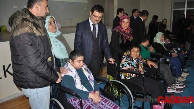 Yüksekova'da engellilere tekerlekli sandalye dağıtımı