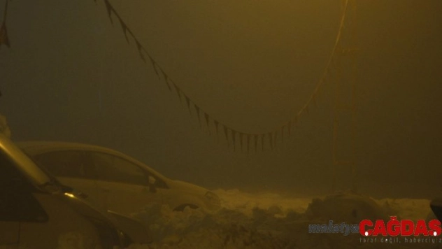 Yüksekova'da görüş mesafesi sıfıra düştü