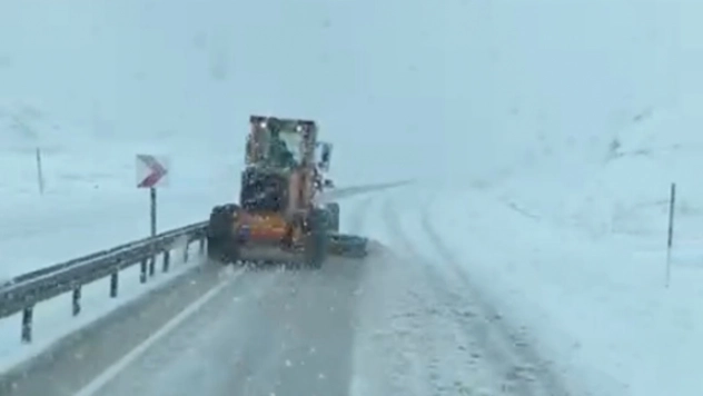 Yüksekova'da Karayolları ekipleri, karla mücadele çalışması yaptı