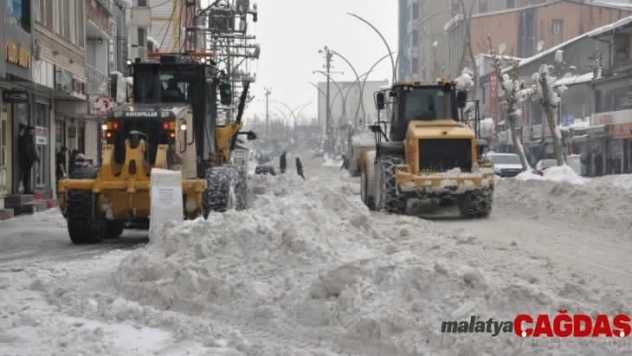 Yüksekova'da karla mücadele çalışması