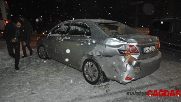 Yüksekova'da maddi hasarlı trafik kazası
