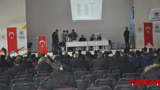 Yüksekova'da TOKİ konutları için kura çekimi