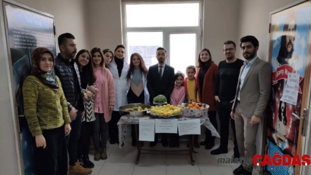 Yüksekova'da yardıma muhtaç öğrenciler için meyve sattılar