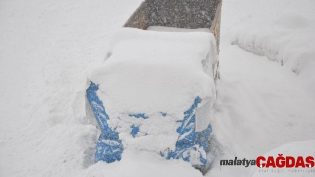 Yüksekova'da yoğun kar yağışı ve sis