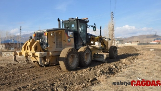 Yüksekova'da yol kumlama ve stabilize çalışması