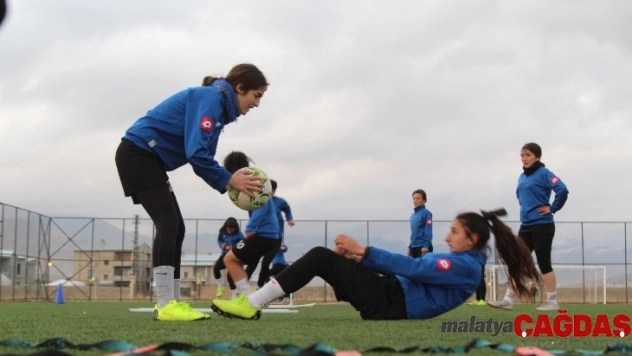 Yüksekova Kadın Futbol Takımı liderliğe hazırlanıyor