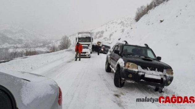 Yüksekova-Şemdinli karayolunda araçlar mahsur kaldı
