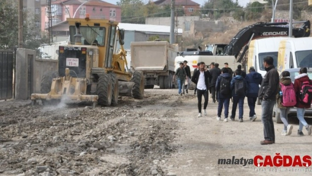 Yüksekova'da yol yapım çalışması