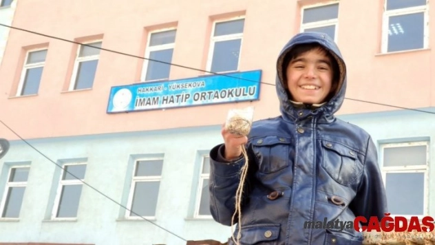 Yüksekovalı öğrenciler kuşlar için yemlik yaptı