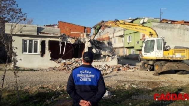 Yunuseli'nde kaçak ev yıkıldı