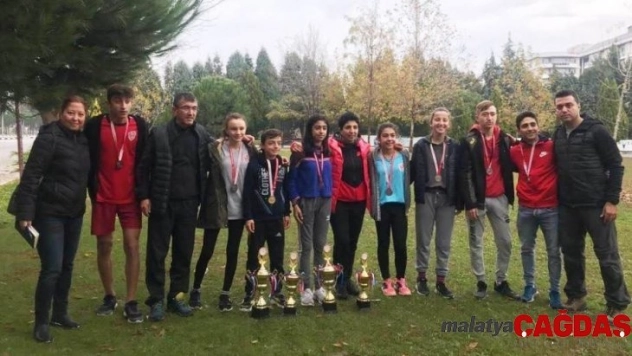 Yunusemreli atletler madalyaları topladı