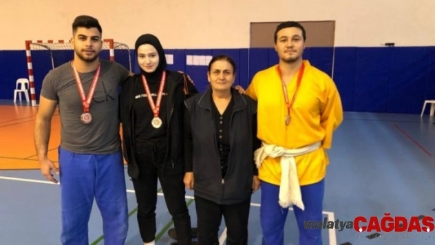 Yunusemreli kuşak güreşçilerinden 3 madalya