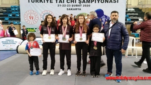 Yunusemreli wushucular Sakarya'dan madalyalarla döndü