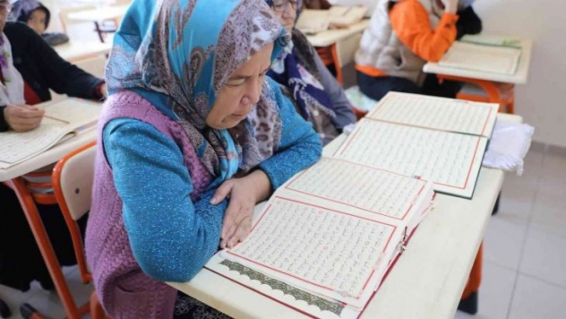 Yüreğir'de kadınlar Kur'an-ı Kerim öğreniyor