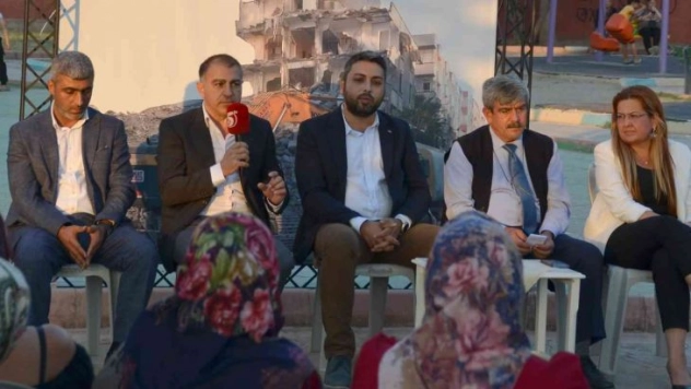 Yüreğir'de vatandaşlar kentsel dönüşümle ilgili bilgilendiriliyor