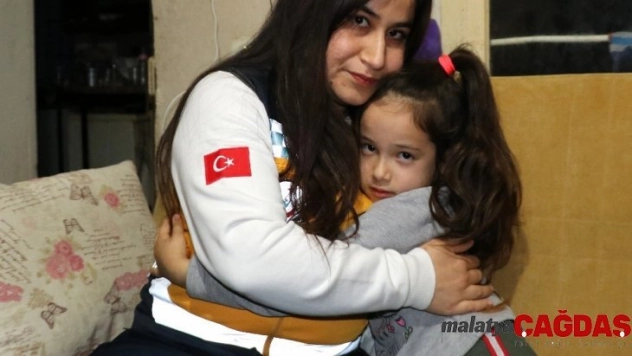 Yürekleri ısıtan sağlıkçı kendi çoraplarını giydirdiği kızla buluştu