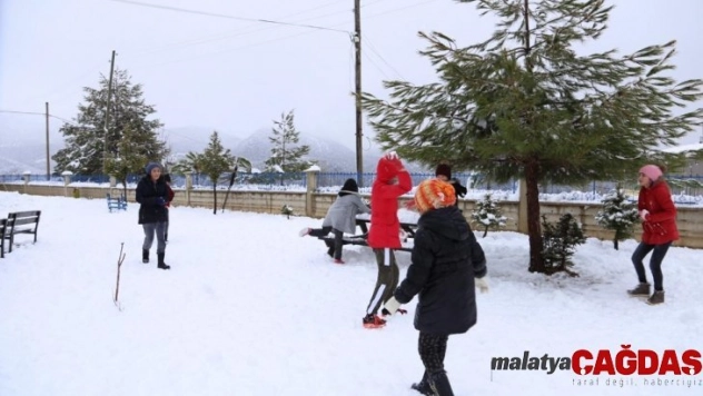Yurt yolu kardan kapanan öğrencilerin kar sevinci
