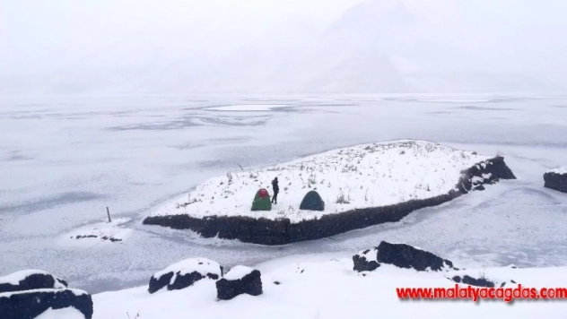 Yüzen adalar buz tuttu