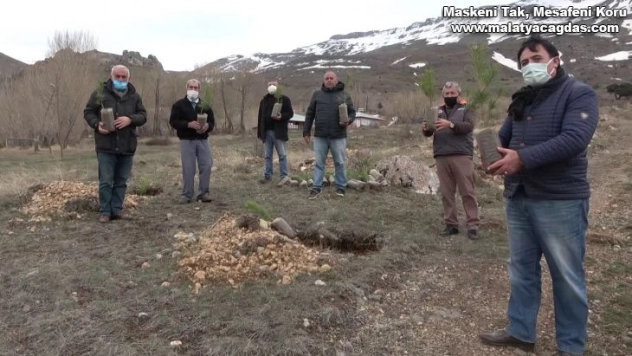 Yüzlerce fidanı toprakla buluşturmak için kilometrelerce yol kat ettiler