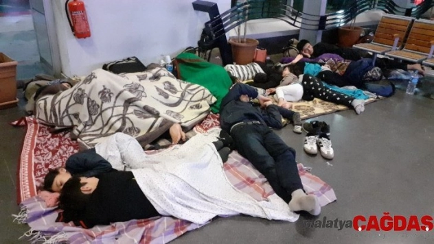 Yüzlerce insan yağmur sırasında terminale sığındı