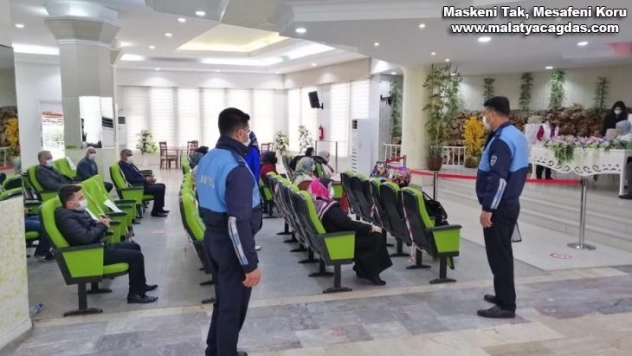 Zabıta ekipleri, pazarlarda denetimlerini sürdürdü