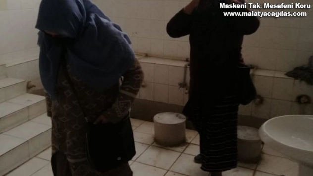 Zabıta ve polisten kaçan dilenciler tuvalette yakalandı