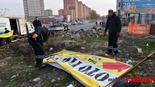 Zabıtadan tabela temizliği operasyonu