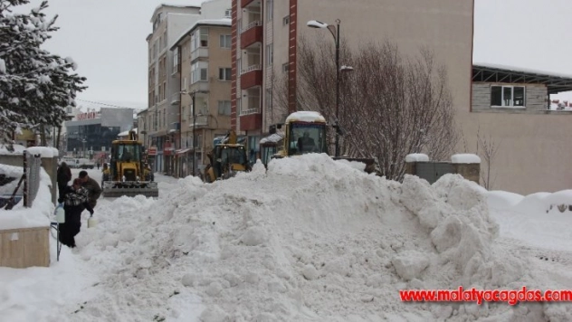 Zara ilçesinde karla mücadele çalışmaları aralıksız devam ediyor