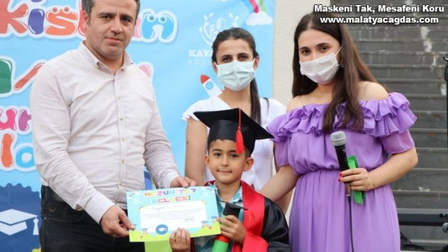 Zarokistan öğrencileri kep attı