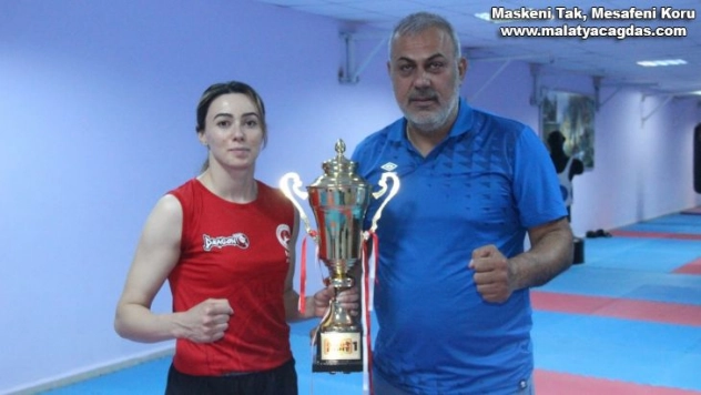 Zelal Şengür, Dünya Kick Boks Şampiyonası'nda mücadele edecek