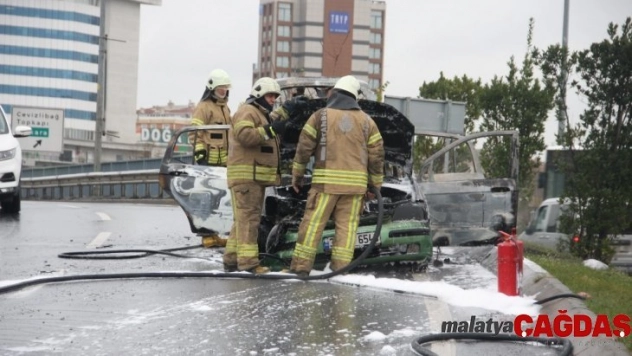 Zeytinburnu'nda seyir halindeki otomobil alev alev yandı
