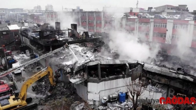 Zeytinburnu'nda yanan fabrikanın yıkım çalışmaları havadan görüntülendi