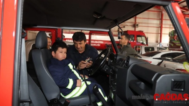 Zihinsel engelli Mustafa'nın itfaiyeci olma hayali gerçekleşti