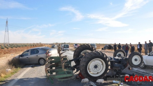 Zincirleme kazada traktör takla attı: 1 yaralı