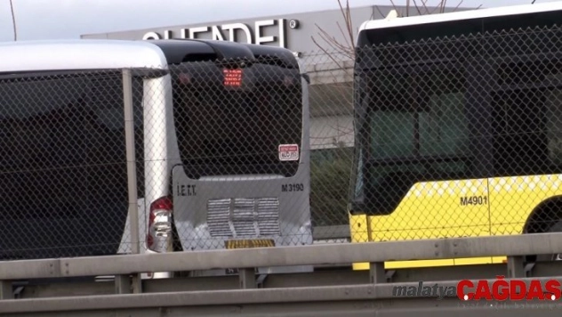 Zincirlikuyu'dan Avcılar istikametine giden metrobüs, Okmeydanı durağında önündeki metrobüse çarptı. Kazada metrobüs sürücüsü yaralanırken, yolcular büyük panik yaşadı. Yaralı sürücü, ambulansla hastaneye kaldırıldı.
