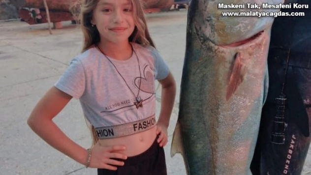 Zıpkınla 37 kiloluk akya balığı yakaladı