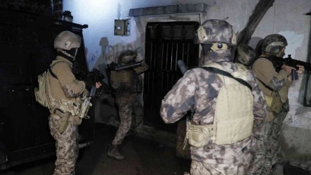 Zırhlı araçla kapı açıldı... Adana'da şafak vakti DEAŞ operasyonu: 3 gözaltı