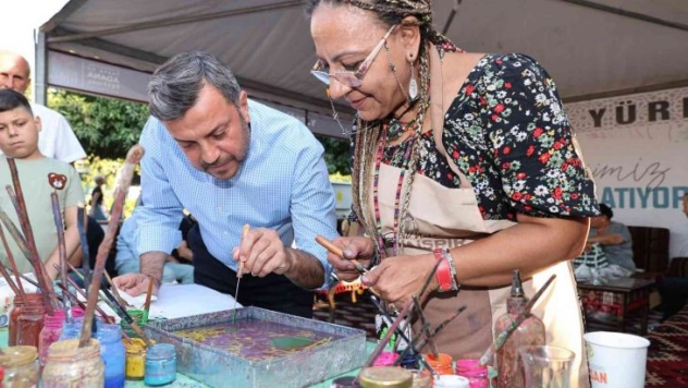 Ziyaretçiler ebru sanatını deneyimledi