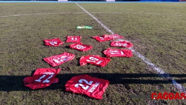 Zonguldak Kömürsporlu futbolcular formalarını sahaya bıraktı