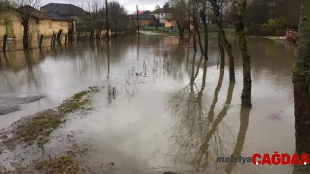 Zonguldak'ta köy yolları sular altında kaldı