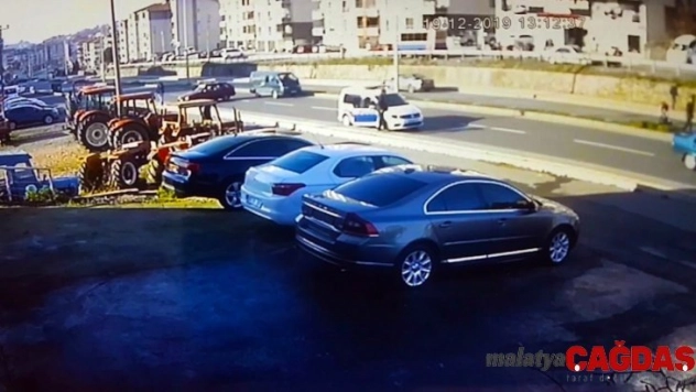 Zonguldak'ta otomobil yayalara çarpıp karşı şeride geçti: 3 yaralı