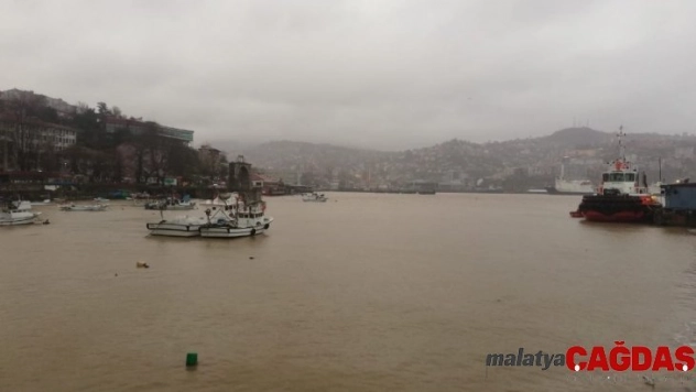 Zonguldak'ta yağışla birlikte liman sarıya döndü