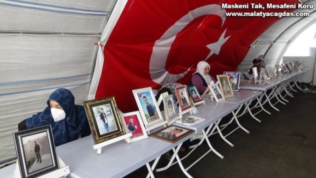 Zorla dağa kaçılan Süleyman'ın ablası, küçük bebeğiyle birlikte kardeşinin yolunu gözlüyor