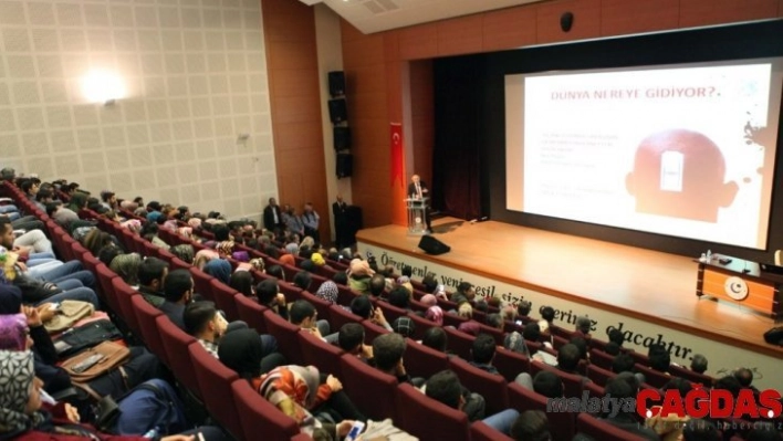 'Değişen dünya ve gençlik' konulu konferans yapıldı