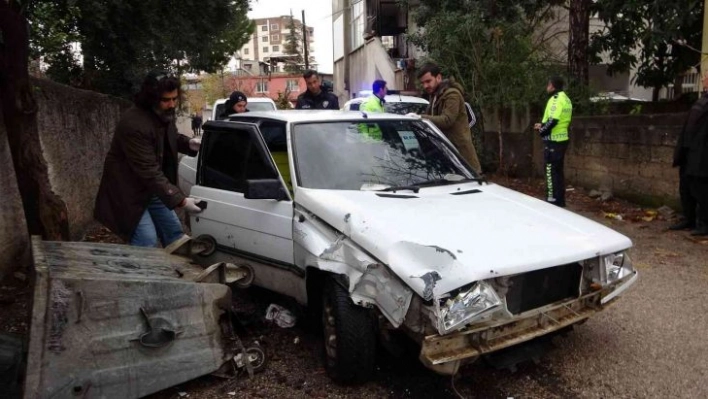 'Dur' ihtarına uymadı, polis aracına çarpıp kaçtı