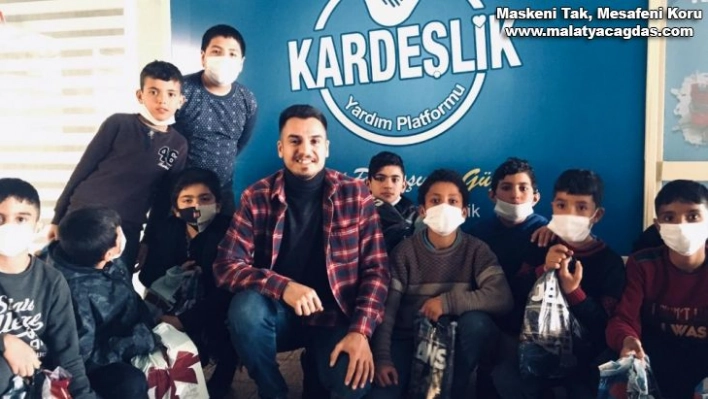 Göçmen değil kardeşiz sloganı ile yardıma koşuyorlar