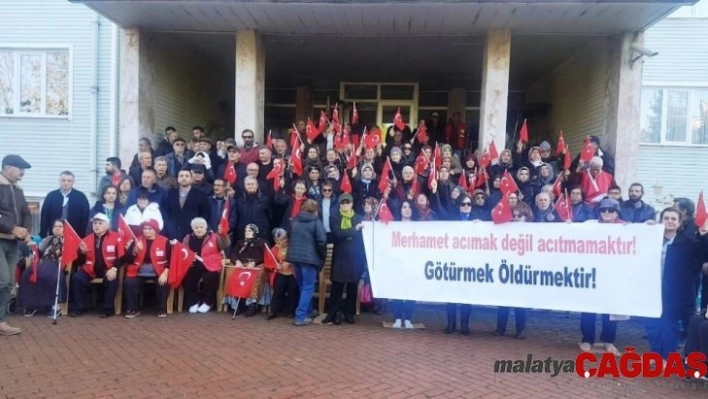 'Huzurevi yıkılacak' kararının ardından çıplak ayakla açıklama yaptılar